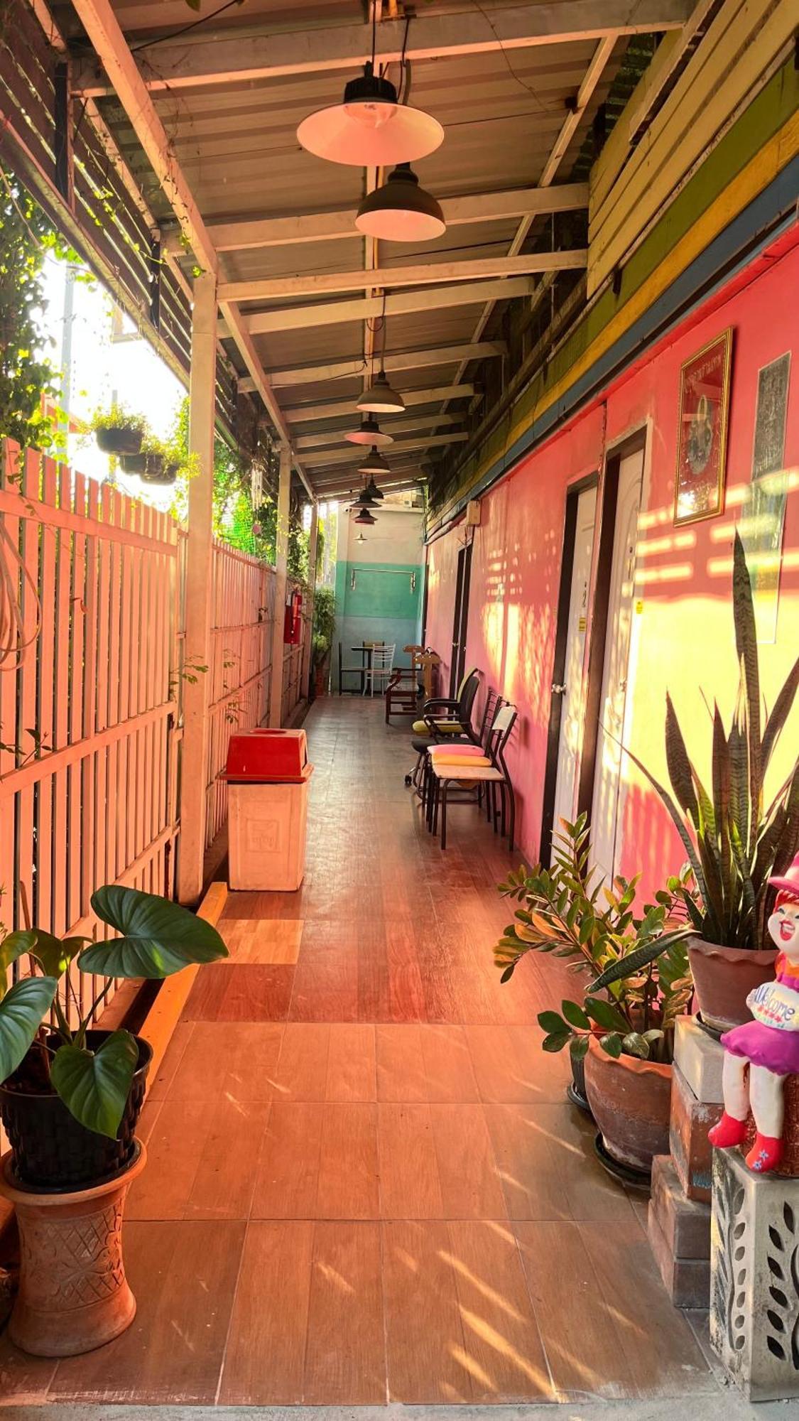 Pa Chalermchai Guesthouse Bangkok Buitenkant foto